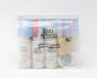 Trousse bébé en voyage de Douce Mousse - La coursière