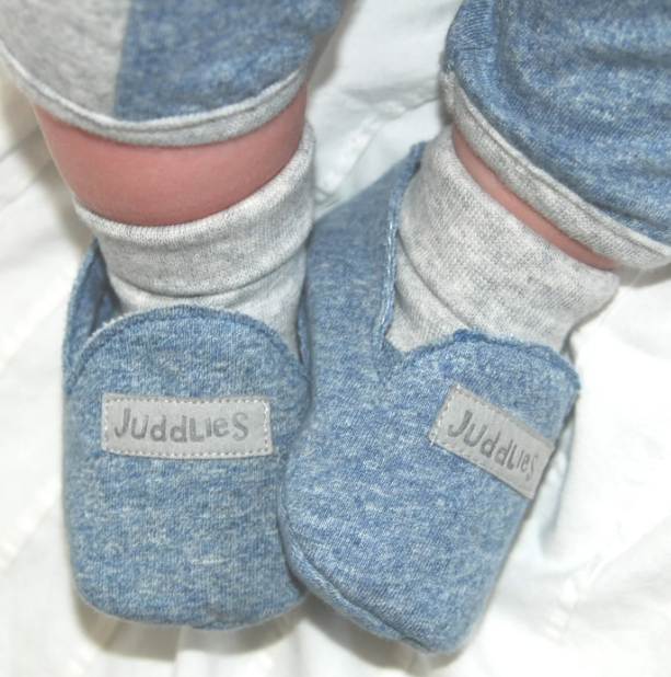 Juddlies- Pantoufles avec chaussettes intégrées 0-3m bleu